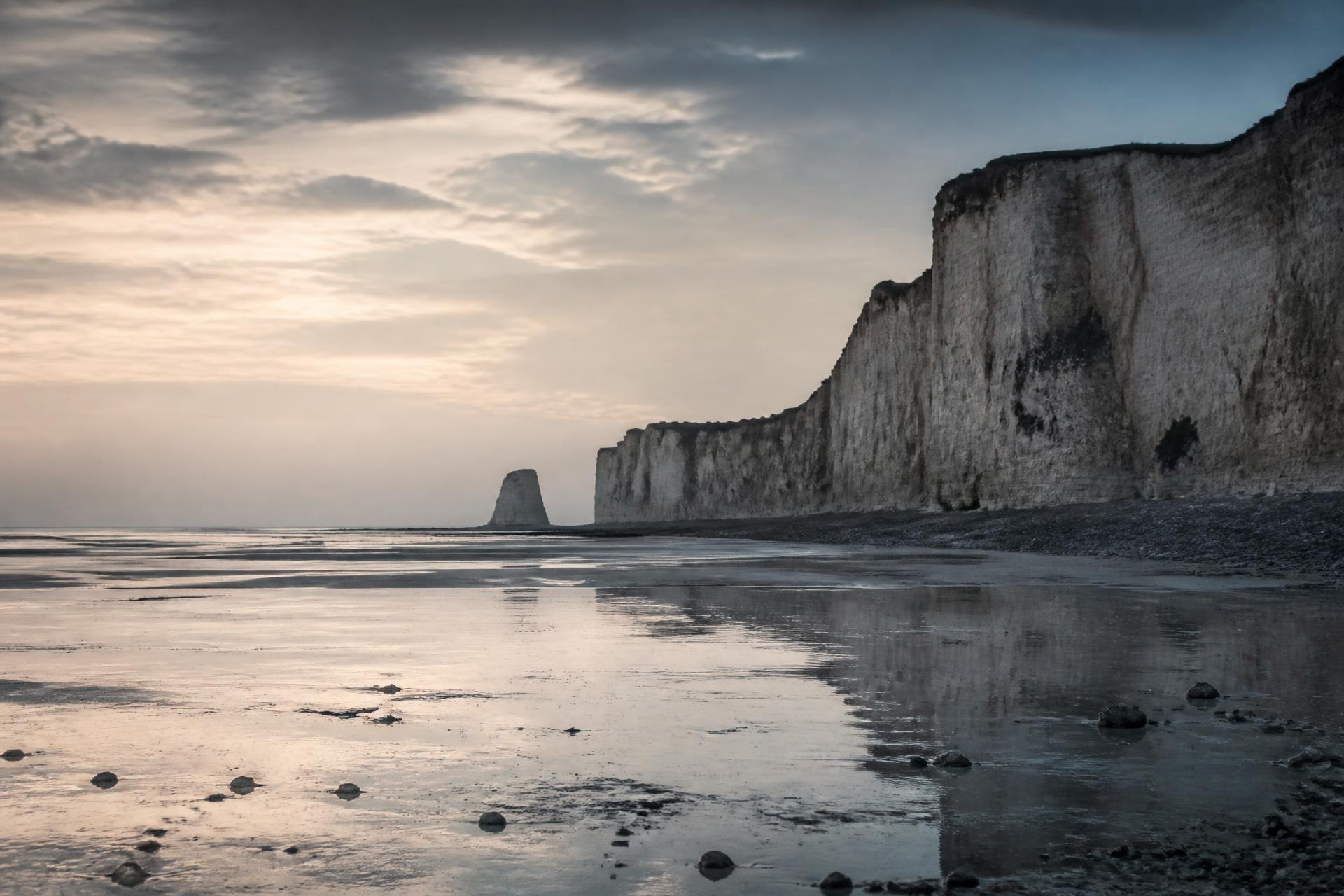 Falaises de Normandie à marée basse au lever du jour