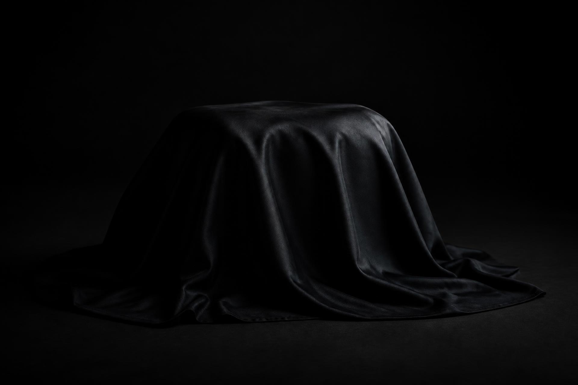 Objet recouvert d'un tissu noir
